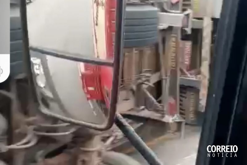Carreta carregada com ração tomba em trecho da rodovia federal BR-423 em Inhapi