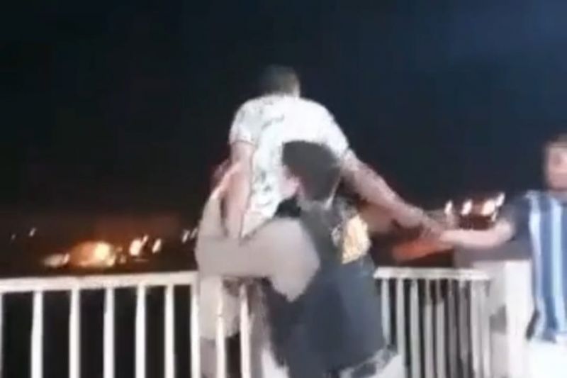 Ação habilidosa de policiais evita que homem pule de ponte em Santana do Ipanema