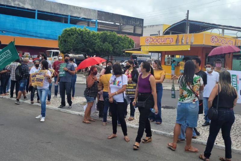 Sinteal inicia greve com trabalhadores da educação ocupando as ruas em Delmiro Gouveia