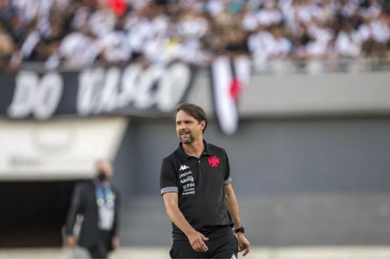 Críticas ganham eco dentro do Vasco e pressionam Maurício Souza no cargo