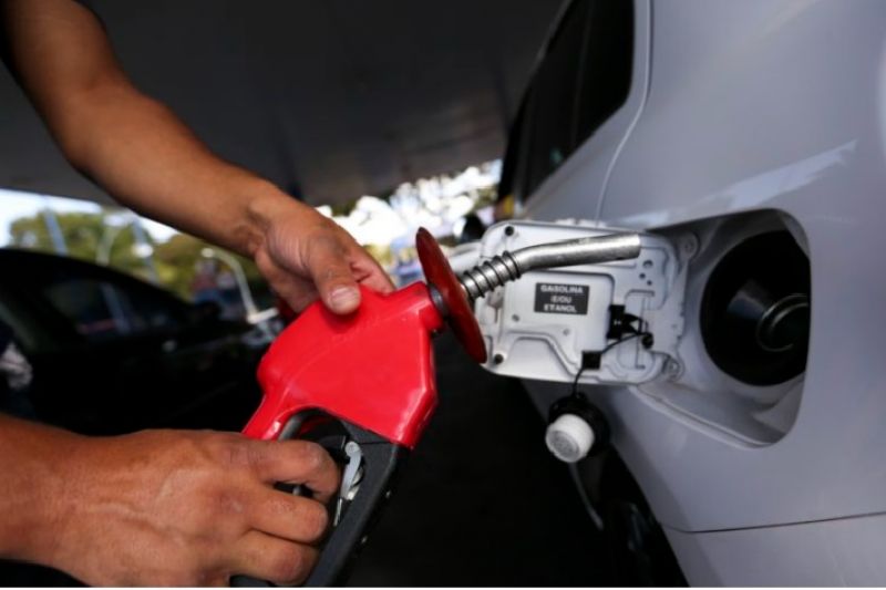 Preço da gasolina caiu 17,4% no último mês e litro custa R$ 5,89 em média no Brasil