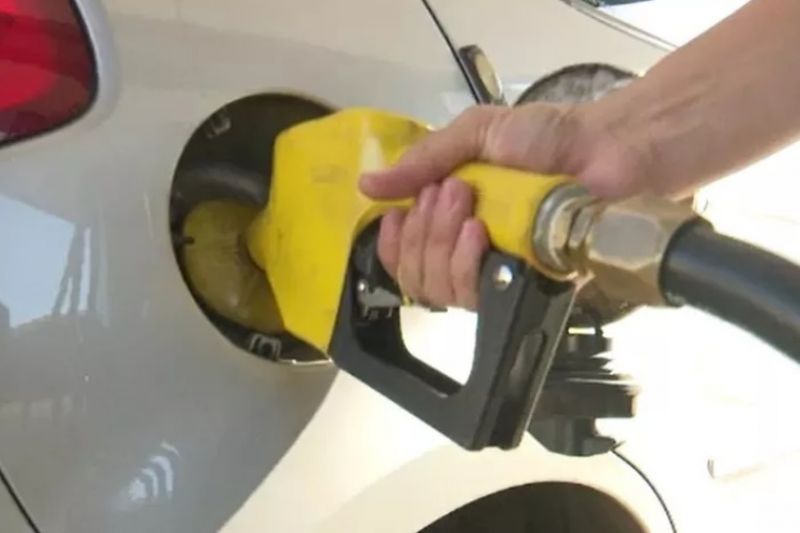 Gasolina fica mais barata nas refinarias a partir de hoje