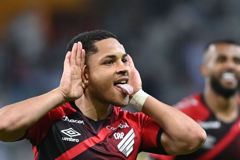 Athletico-PR vence Galo com gol no fim e se mantém no G4 do Brasileiro