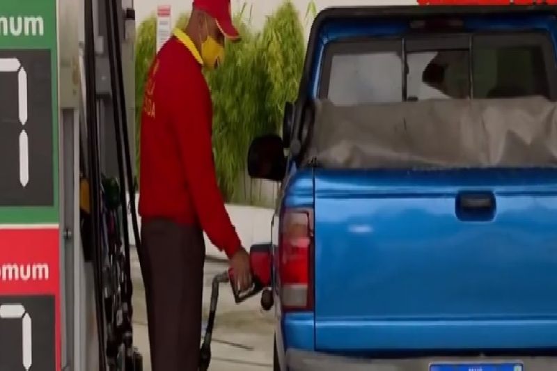 Gasolina e etanol recuam; cebola e leite disparam