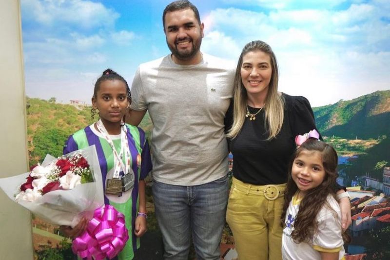 Prefeito de Piranhas recebe jovem medalha de ouro em competição estadual