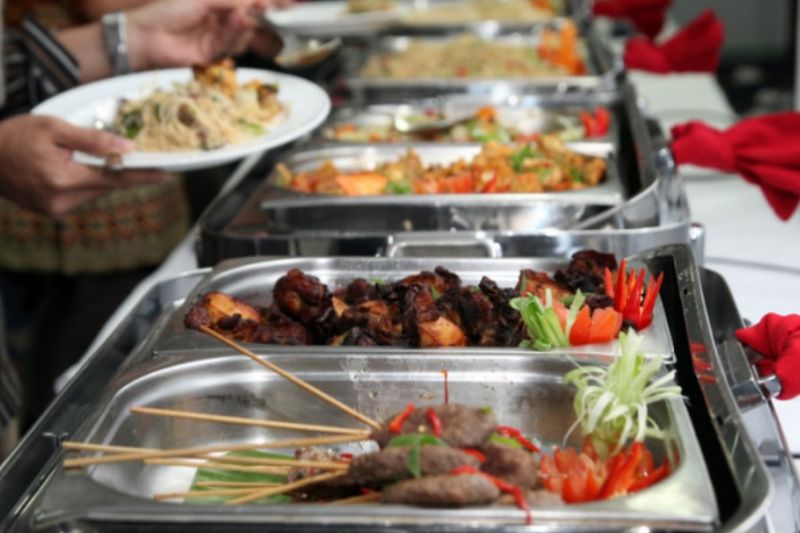 Com carne mais cara, trabalhador usa vale-refeição para comer proteína em restaurante