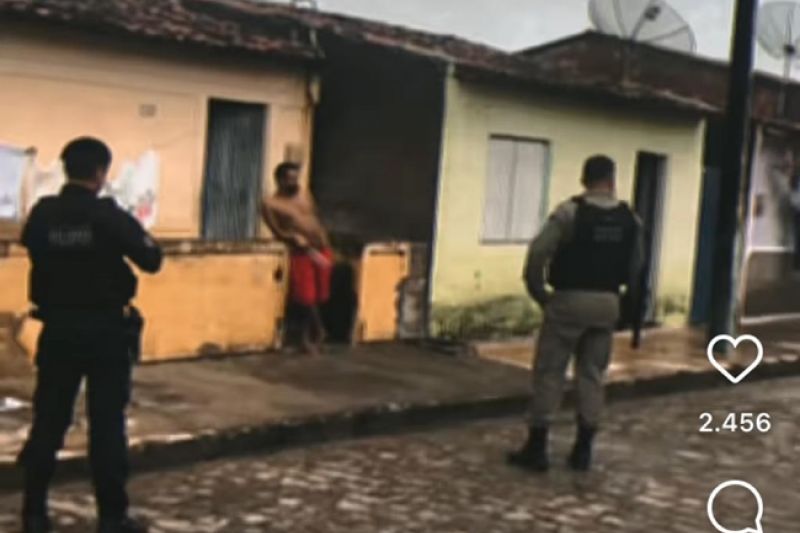 Homem em surto psicótico é preciso ser contido por policiais em São José da Tapera