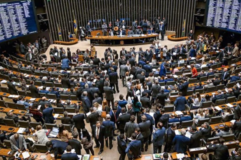 Número de deputados federais que tentam reeleição bate recorde e chega a 87%