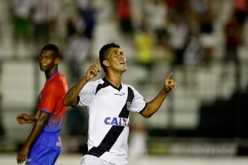 Lateral espera receber do Vasco mais de R$ 1 milhão em dívidas para encerrar a carreira
