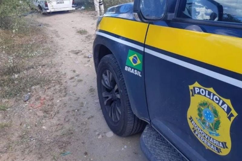 Carro roubado no Distrito de Barragem Leste é encontrado pela PRF em Paulo Afonso - BA