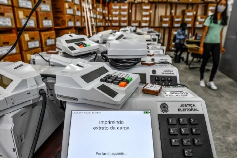 Eleitor que se recusar a entregar celular a mesário será impedido de votar, decide TSE