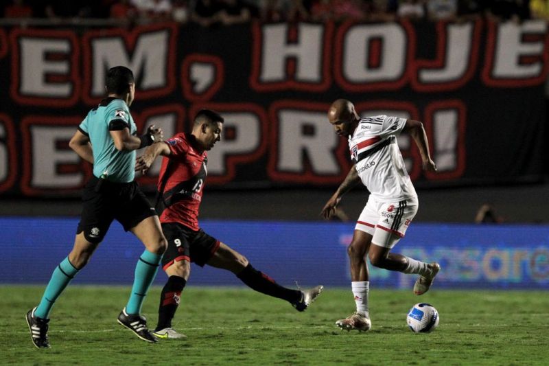 Atlético-GO abre vantagem sobre São Paulo na semifinal