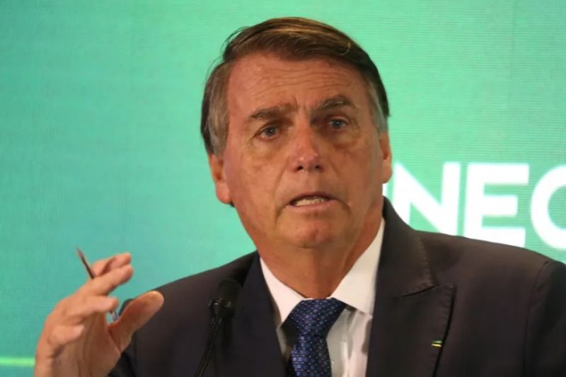 Bolsonaro assina lei dispensando aval do marido para realizar de laqueadura e vasectomia