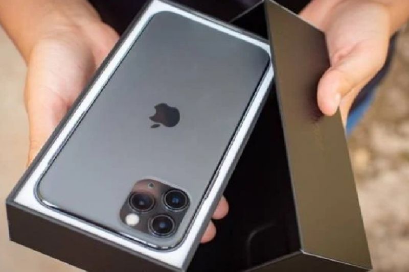 Governo multa Apple e a proíbe de vender celulares sem carregador