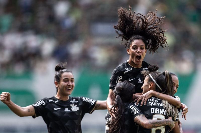 Corinthians goleia Palmeiras e vai à final