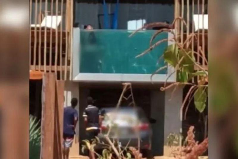 Casal é flagrado fazendo sexo em piscina transparente em pousada no Tocantins