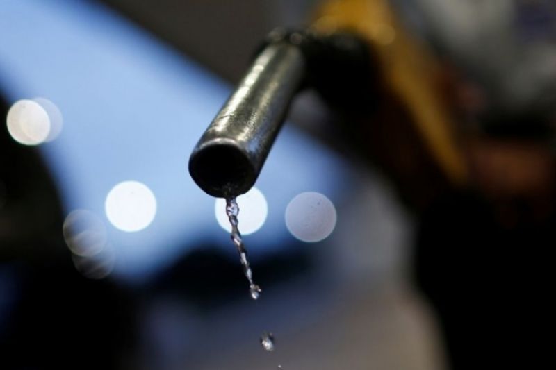 Preço dos combustíveis deve cair ainda mais com petróleo estável, aposta economista