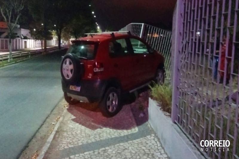Motorista perde controle da direção e colide com muro em Delmiro Gouveia
