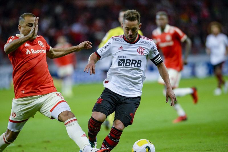 Com time titular, Flamengo encara vice-líder Internacional