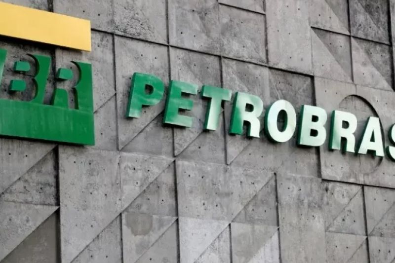 Por reeleição, governo pressiona Petrobras a segurar preço dos combustíveis