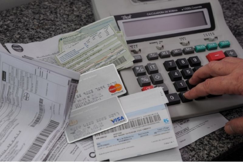 Três em cada dez famílias sofrem com dívidas no cartão de crédito