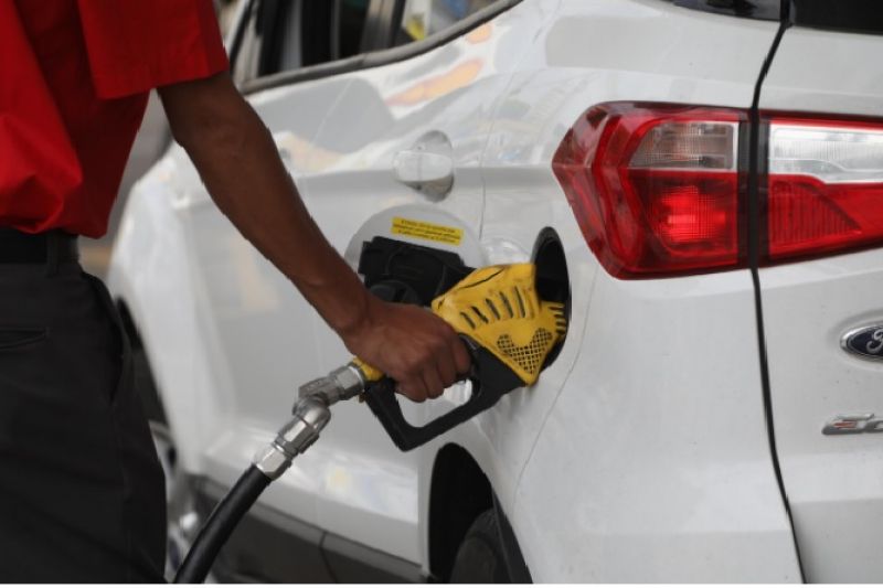 Diesel e gasolina não devem subir no Brasil mesmo com alta mundial do petróleo