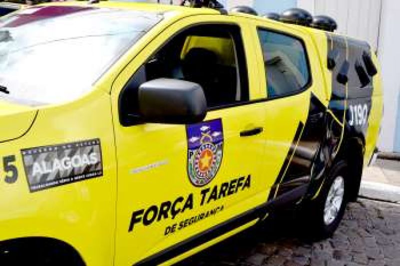 Homem é preso suspeito de agredir a própria companheira com um capacete de moto em Delmiro