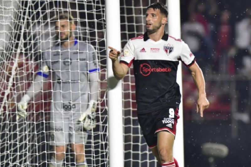 Em jogo atrasado, São Paulo vence o Coritiba