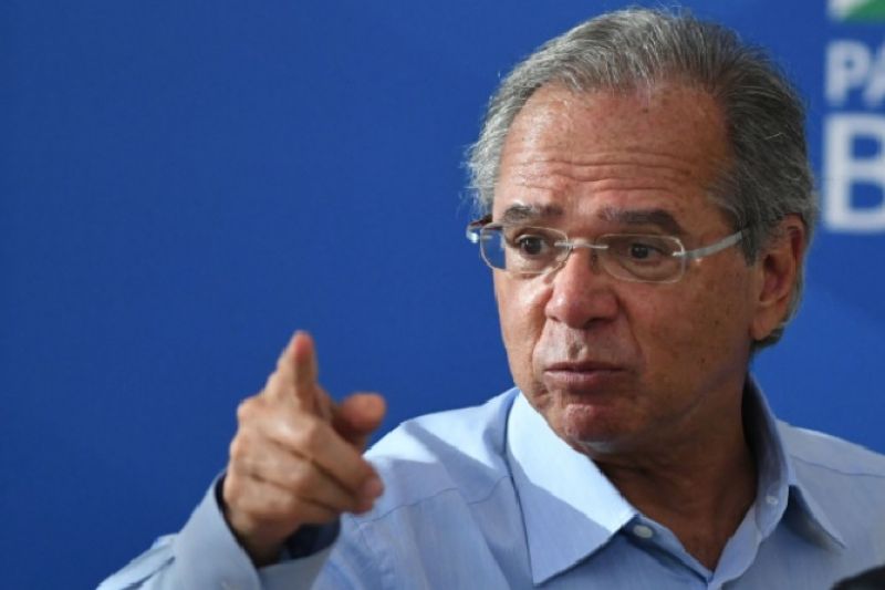 Prioridade é pagar auxílio de R$ 600 em 2023, afirma Guedes ao defender taxação de lucros