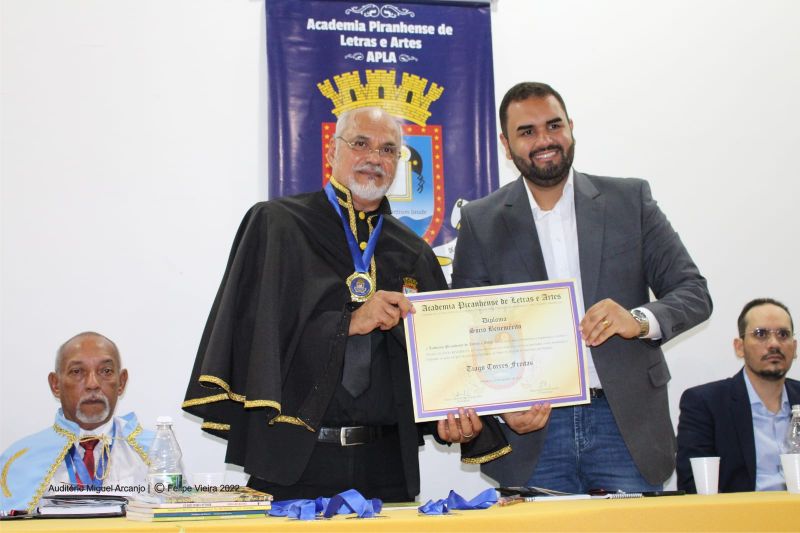 Tiago Freitas recebe título de Sócio Benemérito da APLA