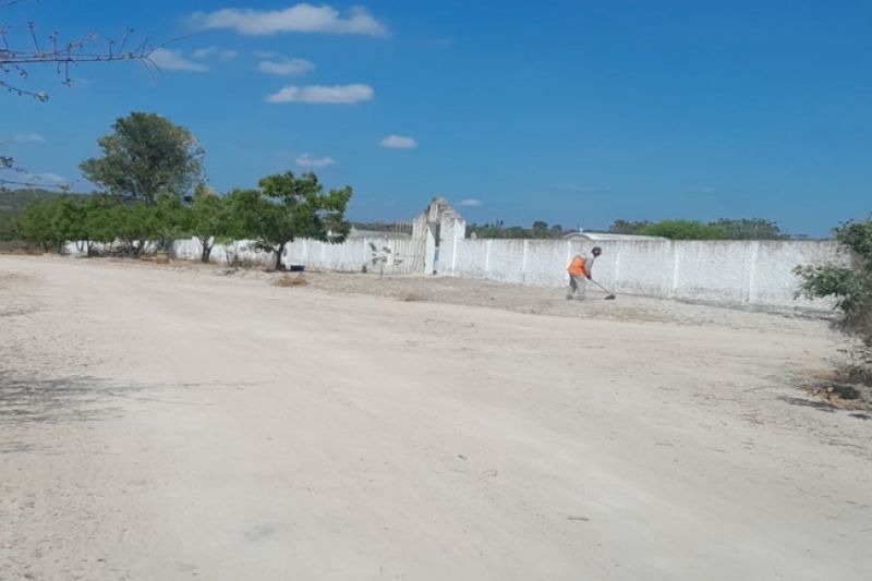 Prefeitura de Delmiro intensifica limpeza nos cemitérios públicos para o Dia de Finados