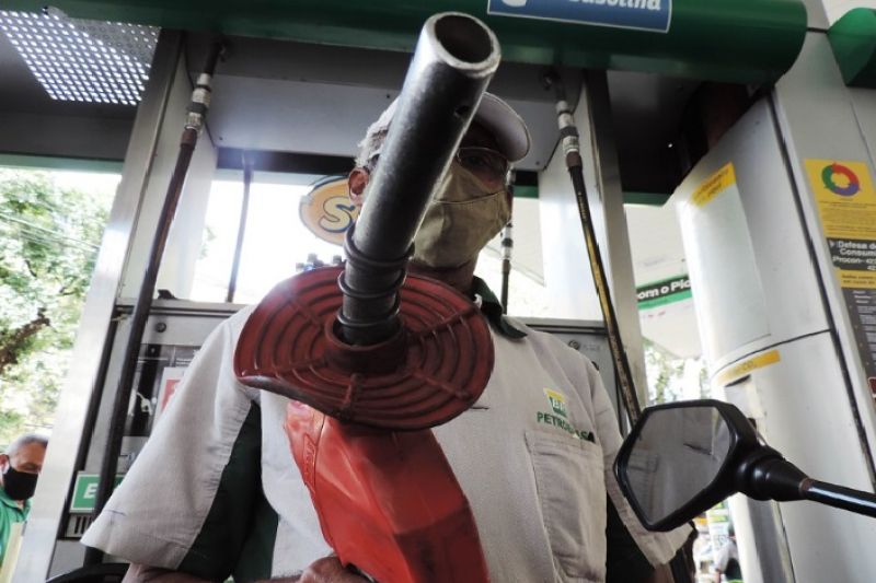 Preço médio do litro da gasolina cresce nos postos pela 3ª semana e chega a R$ 4,91