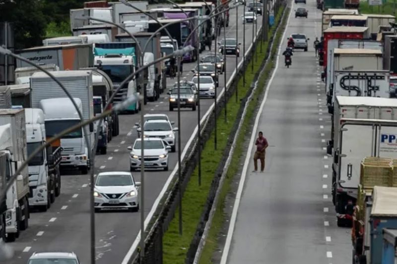 Governadores determinam uso da PM para desobstruir rodovias federais