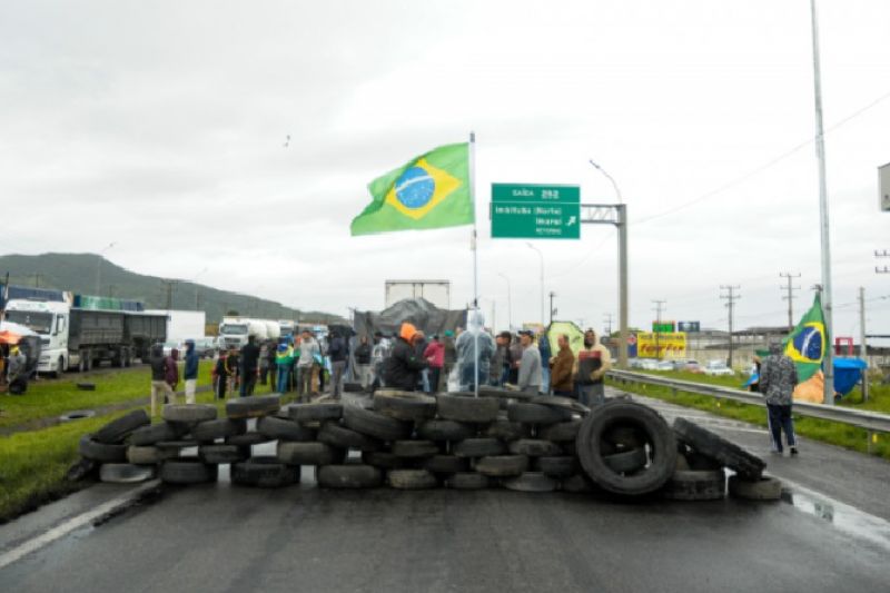 Protestos perdem força no terceiro dia; pontos de interdições caem para 167 em 17 Estados