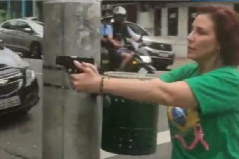 PSOL pede cassação de Carla Zambelli por sacar arma e perseguir cidadão em SP