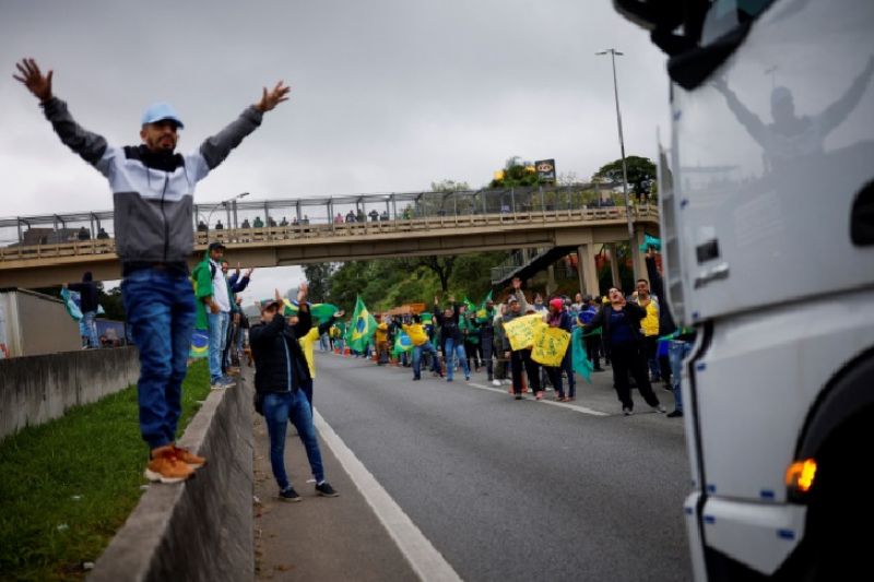 Bloqueios em rodovias continuam em apenas 7 Estados do país, segundo PRF