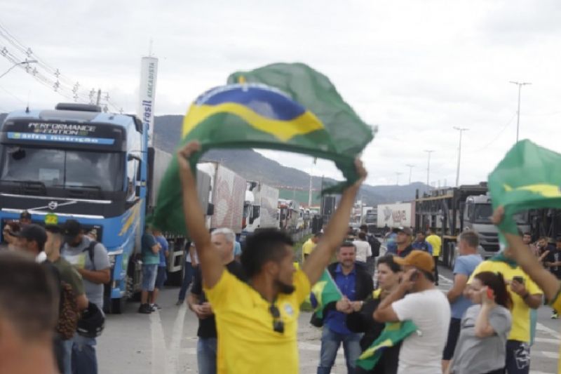 Várias partes do Brasil ainda registram mobilizações contra eleição de Lula