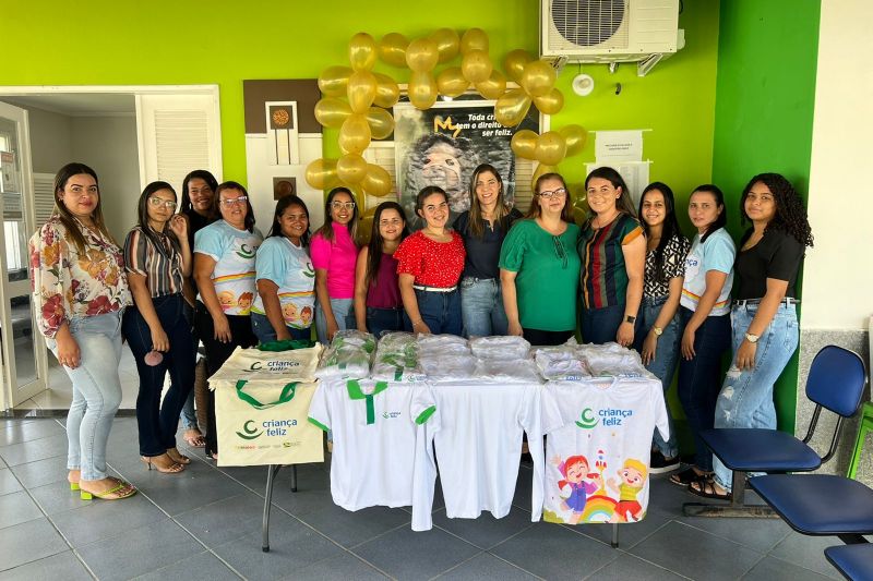 Em Piranhas, visitadores do Programa Criança Feliz recebem kit fardamento