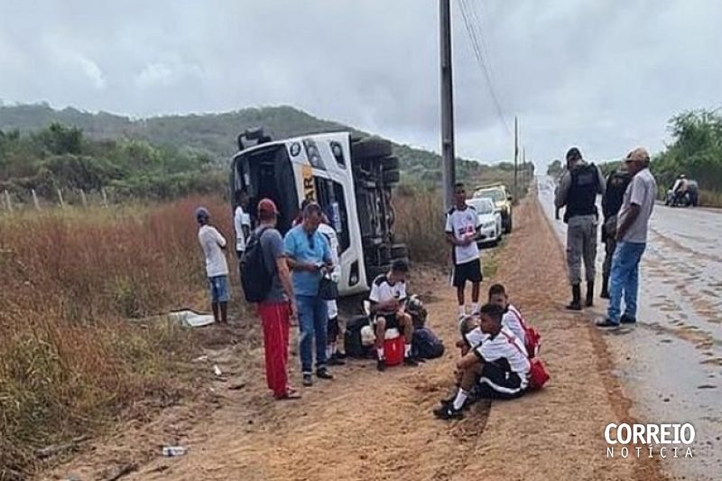Micro-ônibus com atletas delmirenses tomba na AL-220 em São José da Tapera