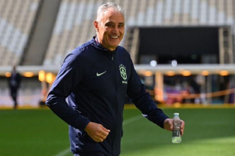 Tite, comissão técnica e 12 jogadores do Brasil visitam estádio da estreia contra a Sérvia