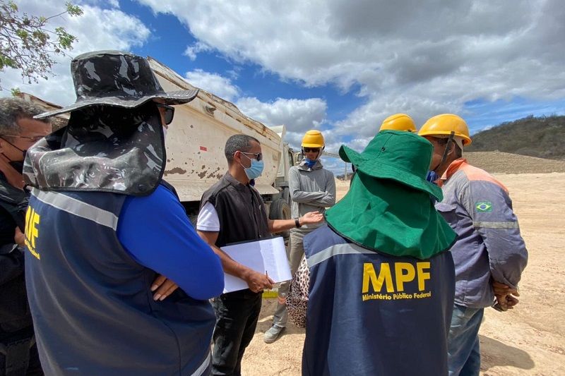 FPI do São Francisco interdita equipamento de pedreira em Delmiro Gouveia