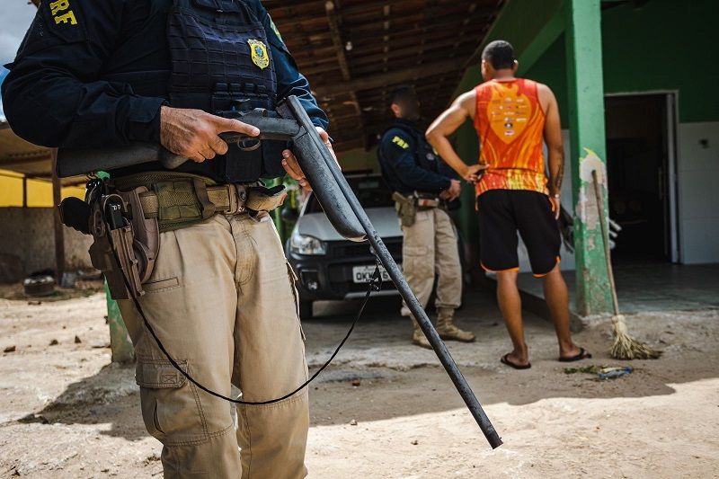 FPI autua homem por posse ilegal de arma de fogo, poluição e aplica multa de R$ 38 mil