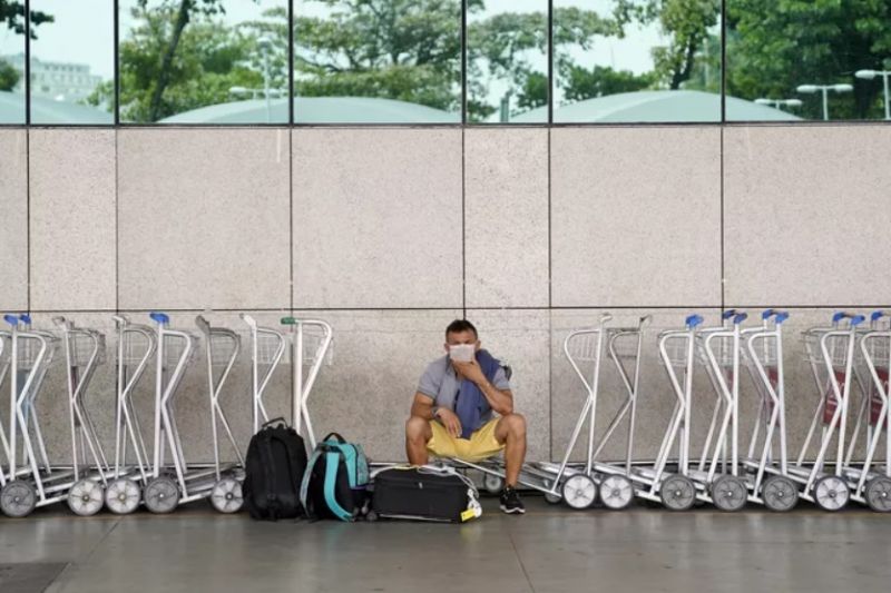 Uso de máscara volta a ser obrigatório em aeroportos e aviões no Brasil