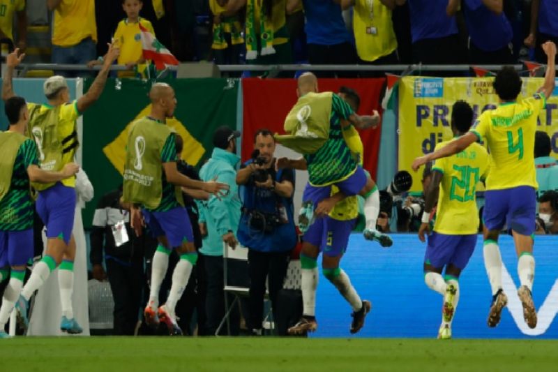 Casemiro marca no fim, Brasil vence Suíça e avança às oitavas da Copa do Mundo