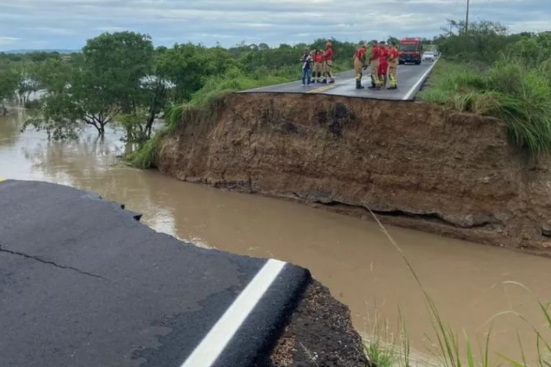 Três carros são engolidos por cratera na rodovia SE-290 após fortes chuvas em Sergipe
