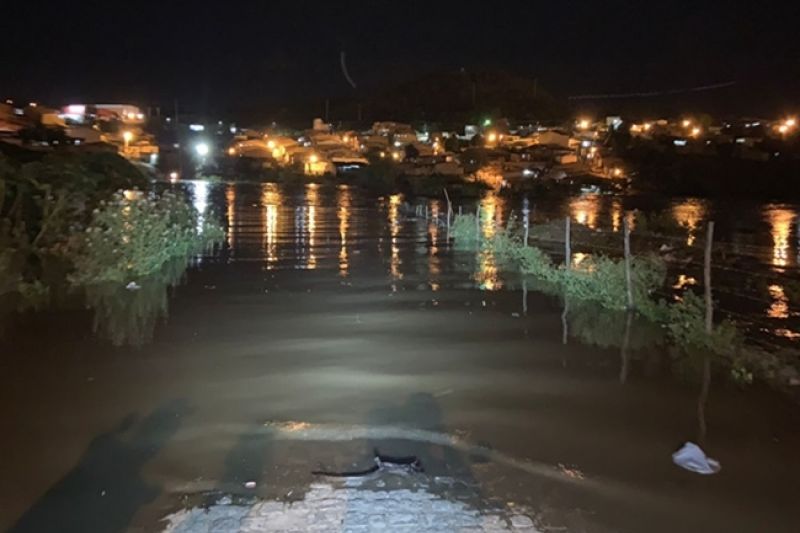 Após chuvas, nível do rio Ipanema volta a subir e preocupa moradores de Santana