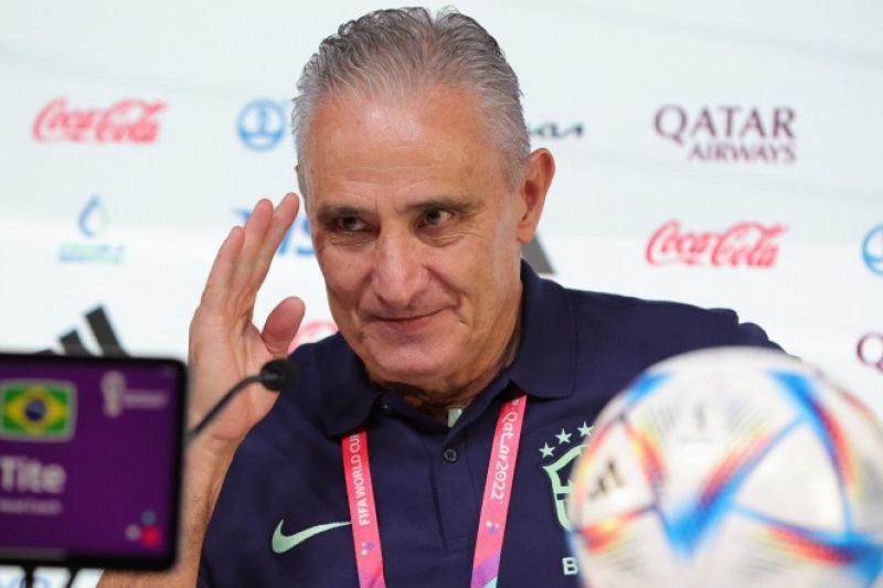 Tite manifesta apoio a Pelé, defende Dani Alves e se esquiva sobre escalação do Brasil