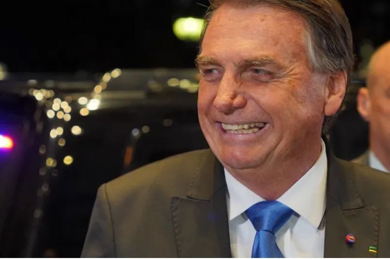 Lira concede a Bolsonaro aposentadoria de cerca de R$ 30 mil