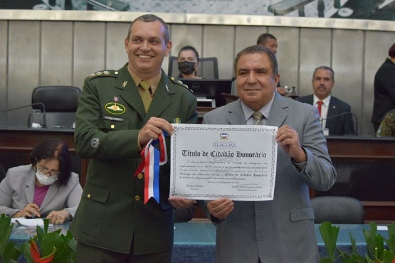 Deputado Inácio entrega Título de Cidadão Honorário de Alagoas ao Comandante do 59º BIMtz