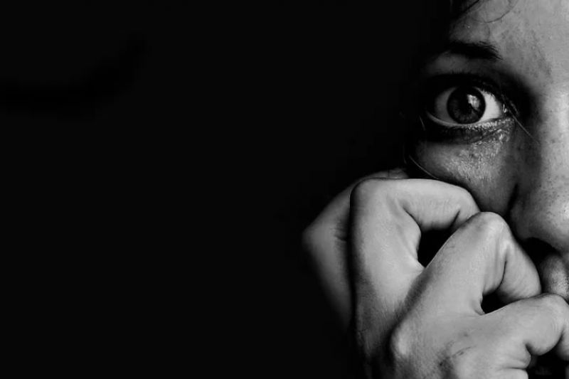 Metade dos brasileiros se sentem inseguros para andar sozinhos à noite